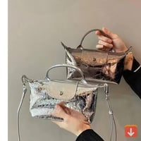 حقيبة يد فضية عصرية صيف 2025 ناعمة أنيقة