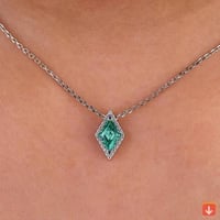 قلادة من الزركونيا المكعبة الخضراء الأنيقة من Huit...