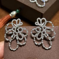 طقم قلادة أقراط على شكل زهرة كبيرة مجوفة مرصعة بال...