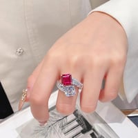 تألقي بطقم فضي بفصوص حمراء عصري