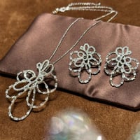 طقم قلادة أقراط على شكل زهرة كبيرة مجوفة مرصعة بال...