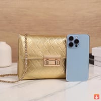 حقيبة كروس نسائية مبطنة باللون الذهبي - حزام سلسلة...