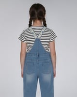 شيال جينز مع تيشيرت ابيض