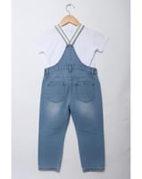 شيال جينز مع تيشيرت ابيض