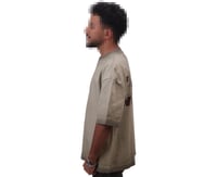 تيشرت اوفر سايز مغسول مكعب بتصميم انيق وطباعة الما...