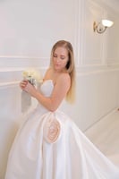 فستان زفاف ملكي باللون الأبيض الناصع