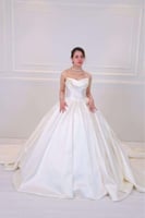 فستان زفاف أبيض منفوش بطيات أنيقة