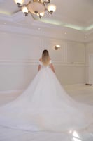 فستان زفاف ملكي أبيض أوف شولدر بذيل طويل