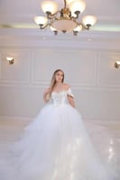 فستان زفاف ملكي أبيض بأكتاف منسدلة