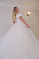 فستان زفاف ملكي أبيض أوف شولدر بذيل طويل