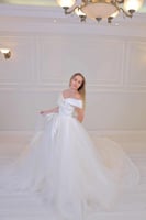 فستان زفاف ملكي أبيض أوف شولدر بذيل طويل