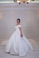 فستان زفاف أبيض أوف شولدر منفوش ملكي