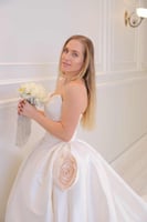 فستان زفاف ملكي باللون الأبيض الناصع