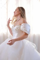 فستان زفاف ملكي أبيض بأكتاف منسدلة