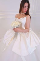 فستان زفاف أبيض منفوش مطرز بتفاصيل فاخرة