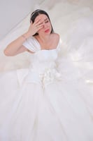 فستان زفاف أبيض أوف شولدر مطرز منفوش