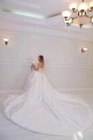 فستان زفاف ملكي باللون الأبيض الناصع