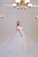 فستان زفاف ملكي أبيض أوف شولدر بذيل طويل