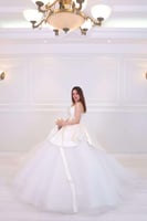 فستان زفاف أبيض منفوش مطرز بتفاصيل فاخرة