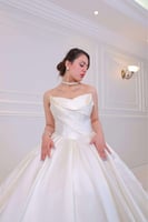 فستان زفاف أبيض منفوش بطيات أنيقة