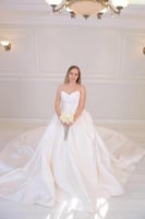 فستان زفاف ملكي باللون الأبيض الناصع