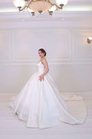 فستان زفاف أبيض منفوش بطيات أنيقة