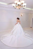 فستان زفاف أبيض منفوش بطيات أنيقة