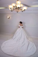 فستان زفاف أبيض أوف شولدر منفوش ملكي