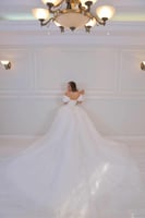 فستان زفاف ملكي أبيض بأكتاف منسدلة