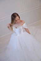 فستان زفاف ملكي أبيض بأكتاف منسدلة