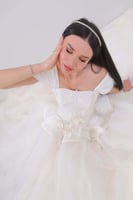 فستان زفاف أبيض أوف شولدر مطرز منفوش