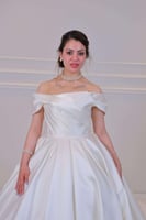 فستان زفاف أبيض أوف شولدر منفوش ملكي