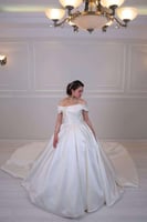 فستان زفاف أبيض أوف شولدر منفوش ملكي