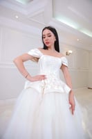 فستان زفاف أبيض أوف شولدر مطرز منفوش