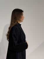 جاكار كحلي مع ملكي من الخلف