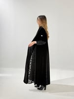 مخمل اسود مع كسرات مخمل شيفون