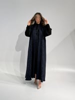 جاكار كحلي مع ملكي من الخلف