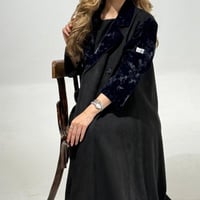 بليزر شامواه اسود مع أكمام مخمل كحلي