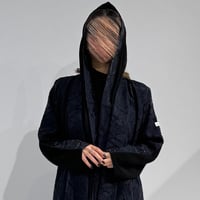 جاكار كحلي مع ملكي من الخلف