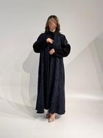 جاكار كحلي مع ملكي من الخلف