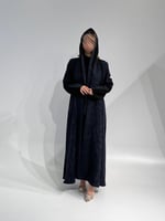 جاكار كحلي مع ملكي من الخلف