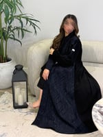 جاكار كحلي مع ملكي من الخلف