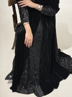 مخمل اسود مع كسرات مخمل شيفون