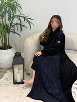 جاكار كحلي مع ملكي من الخلف