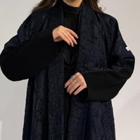 جاكار كحلي مع ملكي من الخلف