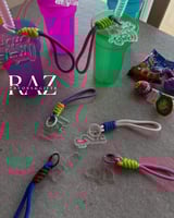 كوب ملون مع ميدالية