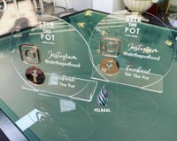 استاند مقوس اسم المتجر مع مواقع التواصل الاجتماعي