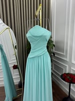 فستان شيفون تركواز بتصميم كروس ملتف - إطلالة ناعمة...