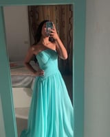 فستان شيفون تركواز بتصميم كروس ملتف - إطلالة ناعمة...