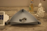 سلة جلد لمكتبك او منزلك او توزيعات بالأسم اوالأحرف...